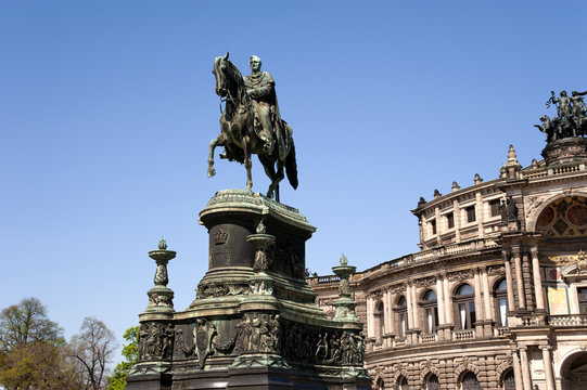Dresden Denkmal König Johann vor Semperoper