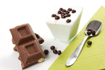 yogurt bianco con pezzi di cioccolato
