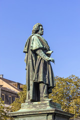 Obraz premium The Beethoven Monument on the Munsterplatz in Bonn