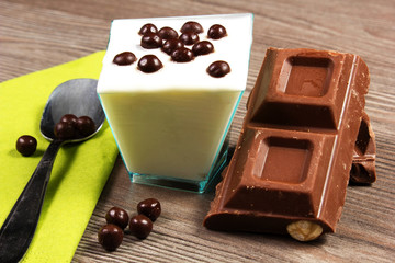 yogurt bianco con pezzi di cioccolato