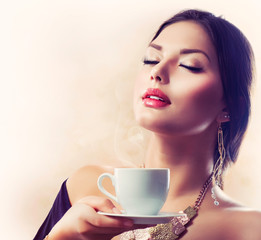 Coffee. Beautiful Girl Drinking Tea or Coffee