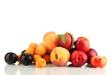 Fototapeta na wymiar Dojrzałe owoce i jagody na białym tle