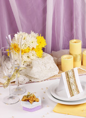 Fototapeta na wymiar Służąc wspaniały stół weselny w kolorze fioletowym i żółtym