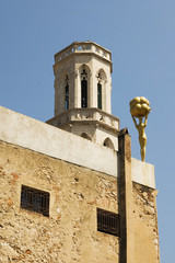 vista del campanario desde el museo Dal&iacute;