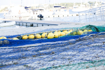 Fischernetz  mit leinen und seilen am schiff am kai im hafen im