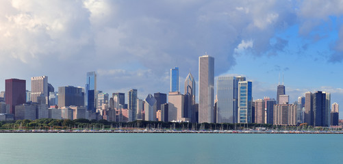Fototapeta premium Chicago skyline over Lake Michigan