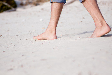 Obraz na płótnie Canvas barfuss im sand und wasser am strand im freien im Sommer
