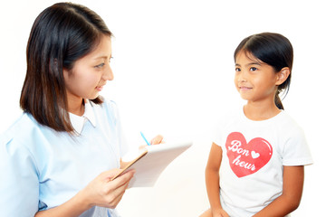 問診する看護士