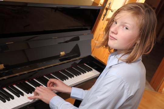 Junges Mädchen spielt Klavier