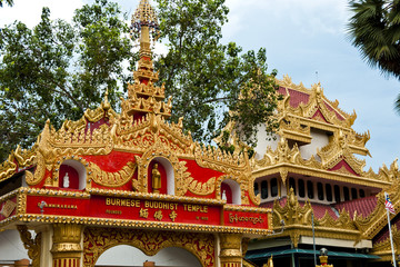 Fototapeta premium Golden Roof of Dhammikarama Burmese Temple, Penang