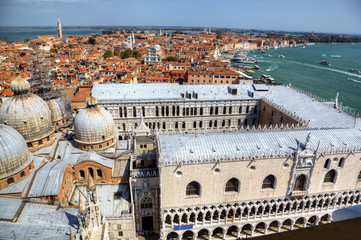 Fototapeta na wymiar Widok do Pałacu Dożów z Campanille w San Marco. Wenecja, Włochy