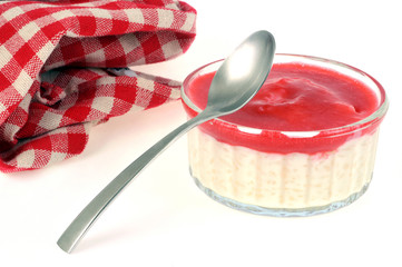Ramequin de riz au lait et coulis de fraises