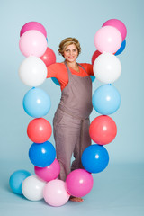 Fototapeta na wymiar kobieta w ciąży z balonów.