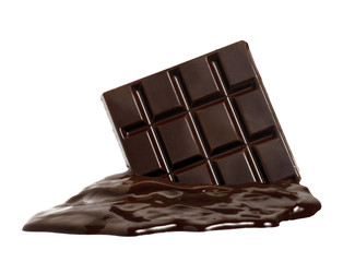Derritiendo una barra de chocolate.