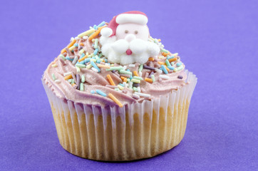 hausgemachter Cupcake mit Erdbeer Buttercreme und bunten Zuckerp