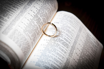 Fototapeta premium Anello nuziale sulla sacra bibbia