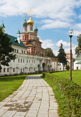 Fototapeta na wymiar Church Gate i mur klasztoru Nowodziewiczy. Moskwa.