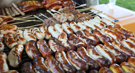 Würste auf dem Grill