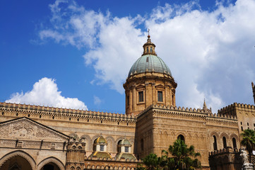 Fototapeta na wymiar Kopuła katedry w Palermo na Sycylii