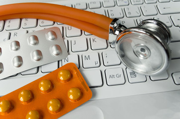 Helle Tastatur, Tabletten und Stethoskop