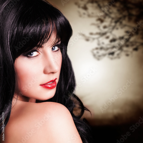 schwarzhaarige frau schwarzhaarige frau