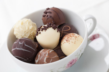 Trüffelpralinen in Tasse