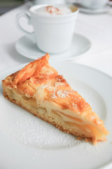 Apfelkuchen und Cappuccino