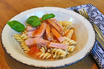 Schweinefleisch  mit  Nudeln