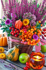 Herbst Dekoration mit Blumen Landhaus Hygge