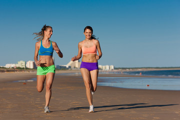 Fitness und Sport am Strand, Leute beim Jogging