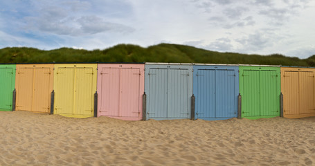 Naklejka premium farbenfrohe Badehäuschen am Strand