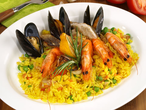 Paella Teller mit Safran, Miesmuscheln und Garnelen