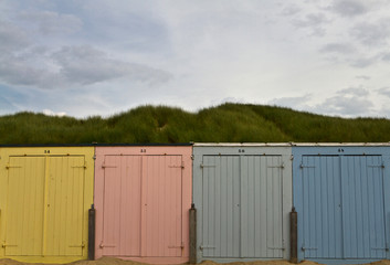 farbenfrohe Badehäuschen am Strand