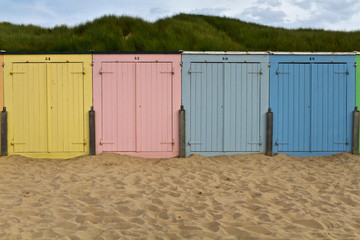 farbenfrohe Badehäuschen am Strand