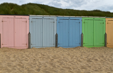 farbenfrohe Badehäuschen am Strand