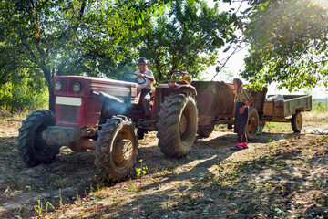 Obraz premium Farmers family with tractor