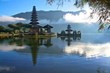 Fototapeten Friedlicher Blick auf einen See bei Bali Indonesien © Aqnus