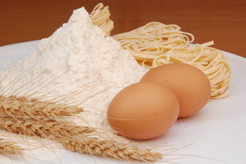 farina di grano e uova ingredienti per pasta all'uovo
