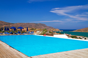 Fototapeta na wymiar Niebieski basen w Mirabello Bay w Grecji