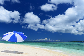 南国沖縄の美しい珊瑚の海と夏空