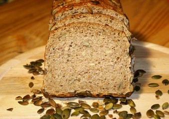 Vollkornbrot geschnitten auf einem Holzbrett