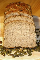 Kürbiskernbrot, geschnitten.