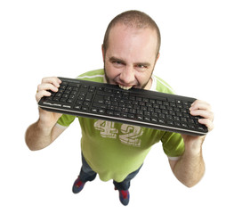 Homme mordant son clavier d'ordinateur