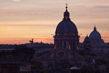 Fototapeta na wymiar tramonto su Roma