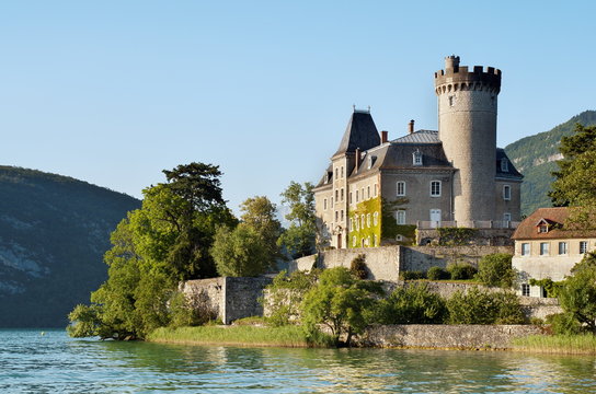 Le ch&acirc;teau de Duingt sur le lac d'Annecy