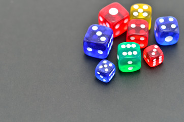 カラフルなダイス　黒バック