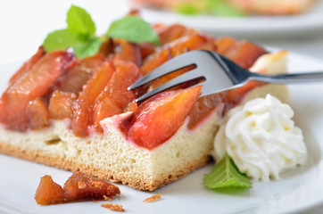 Frischer Zwetschgendatschi mit Sahne