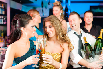 Leute in Club oder Bar trinken Champagner
