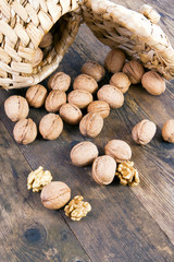 Walnut roll-out of the basket, the wood your desktop.