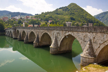 Fototapeta na wymiar Stary most na rzece Drina - Visegrad, Bałkany.